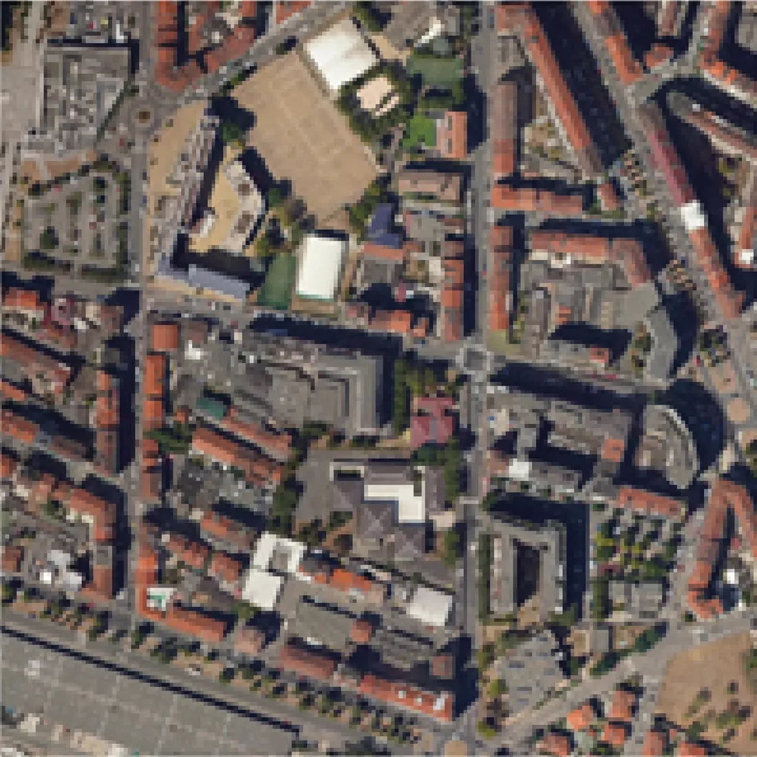 Very-high-resolution ortho image of a dense urban block in Turin.